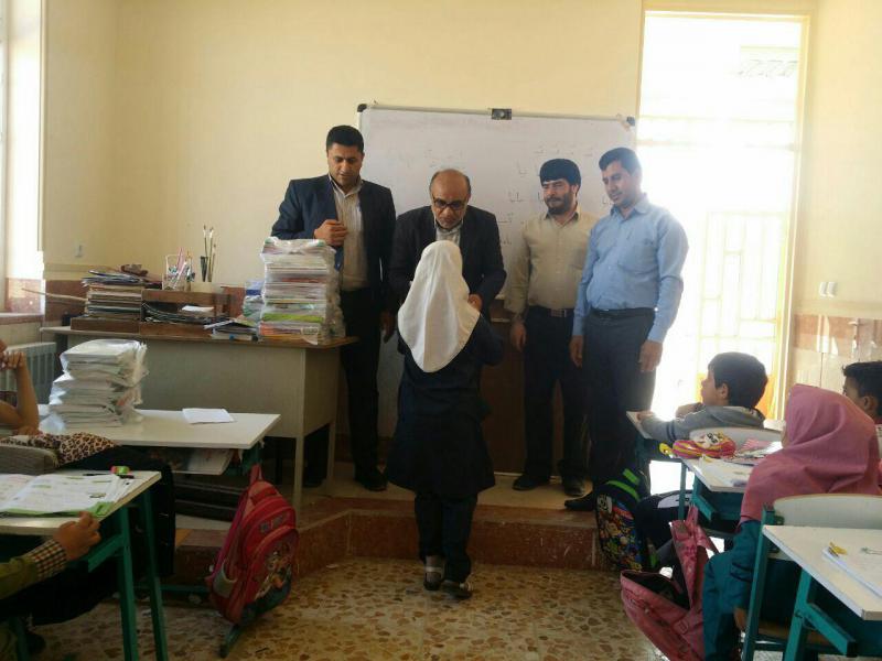 توزیع۳۰۰۰ جلد دفتر بین دانش آموزان تحت امداد مناطق محروم سرپل زهاب 