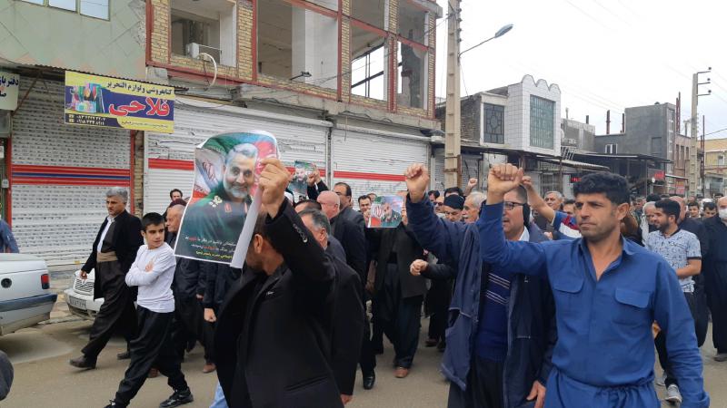 نمازگزاران روز جمعه اهل سنت سرپلذهاب در محکومیت ترور شهید سلیمانی و شهدای مقاومت راهپیمایی کردند