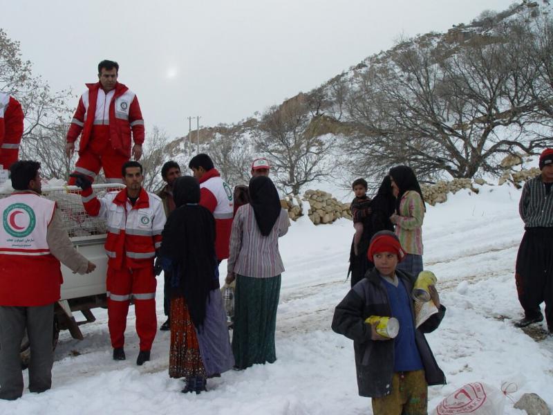 امدادرسانی به ۳۰۰ روستایی محاصره شده در برف باغملک