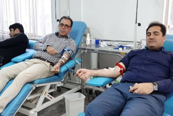 اهدای خون توسط جمعی از پرسنل و شهردارشهرستان سرپل ذهاب
