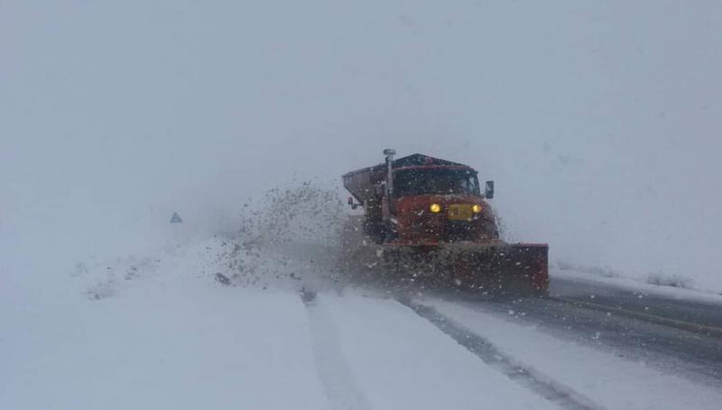 بارش برف جاده ۸۵ روستای پاوه و جوانرود را مسدود کرد