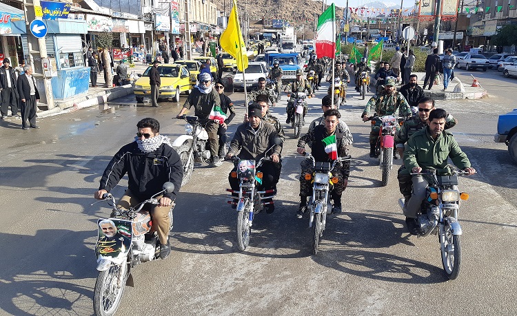 کاروان نمادین ورود حضرت امام (ره) به کشور در سرپلذهاب به حرکت درآمد/ رژه موتورسواران به یاد 12 بهمن