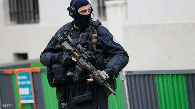 فرانسه در وضعیت "جنگی" علیه کرونا/ استقرار ۱۰۰ هزار نیروی پلیس