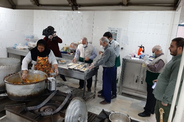 توزیع ۱۲۰ غذای متبرک حضرت رضا(ع) در بیمارستان شهدای سرپلذهاب وتقدیر خادمیاران رضوی از کادر درمان بیمارستان شهدا