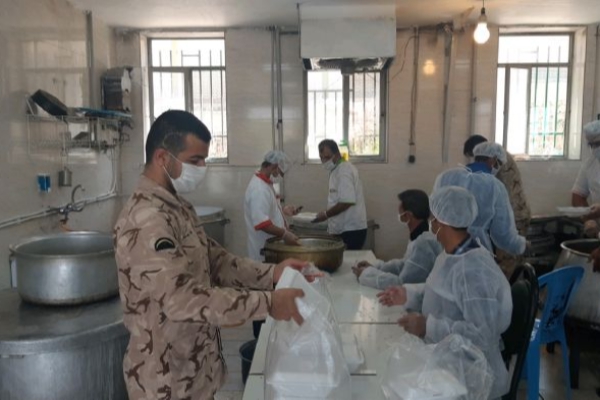 خدمت به نیازمندان جامعه توفیق و سعادت بزرگی است / همکاری سپاه و بسیج سازندگی در پخت و توزیع غذای گرم در روز عید غدیر  در شهرستان