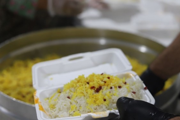 توزیع ۲۵۰ پرس  غذای گرم توسط کمیته امداد امام خمینی  (ره) شهرستان بین نیازمندان