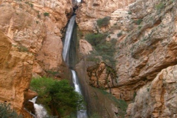 آثار زلزله و مسدود شدن راه دسترسی به آبشار پیران در شهرستان سرپلذهاب/ آبشار پیران جزء میراث طبیعی کشور است