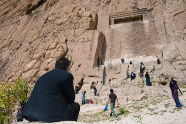 گوردخمه دکان داوود برسینه کوه دانه خشک / از دخمه دوران هخامنشی تا تصویری که دردوران سلوکیان برسینه دخمه حجاری شده است