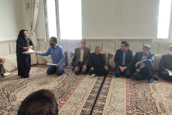 دیدار وزیر ارتباطات و فناوری اطلاعات کشور با خانواده شهید ایرج الماسی در شهرستان سرپلذهاب