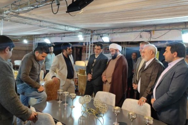 بازدید مسئولین سرپل‌ذهاب از نمایشگاه اقتصاد مقاومتی مبلمان و لوستر شهرستان