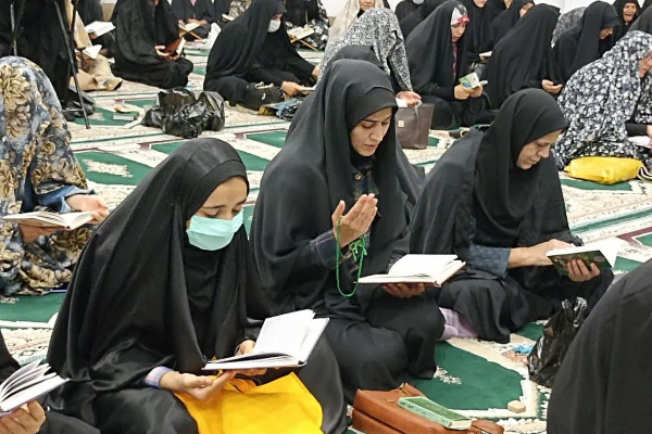 دست های نیاز و طلب روزه داران سرپل ذهابی در اولین شب قدر به آسمان بلند شد / تضرع و استغاثه برای طلب بخشش و مقدر شدن تقدیری زیبا در اولین شب از لیالی قدر در حرم احمدابن اسحاق(ره)