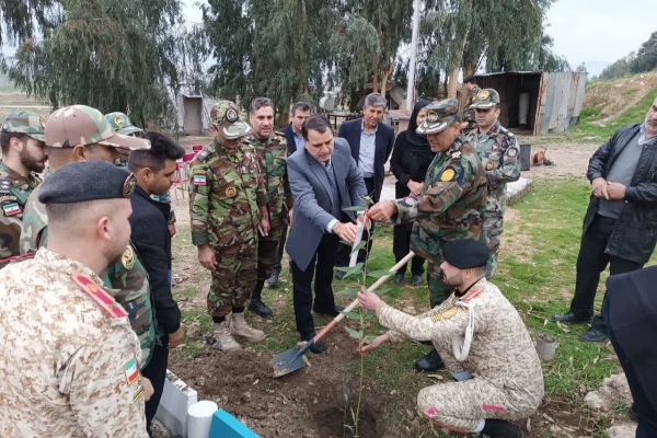 کاشت ۱۰۰ اصله نهال در محوطه تیپ ۴۱ شهید آبشناسان ارومیه مستقر در شهرستان مرزی سرپل ذهاب