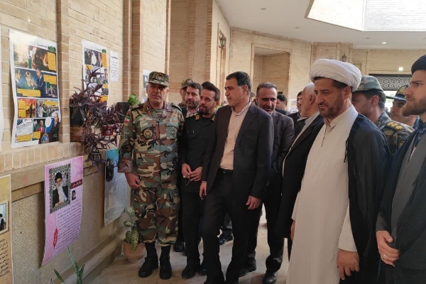 نمایشگاه عکس و پوستر به مناسبت گرامیداشت نهم دی ماه در حرم مطهر احمد بن اسحاق(ره) شهرستان سرپل ذهاب برگزار شد