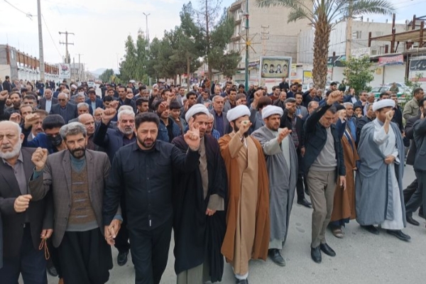 راهپیمایی نمازگزاران سرپل‌ذهاب در محکومیت اقدام تروریستی گلزار شهدای کرمان