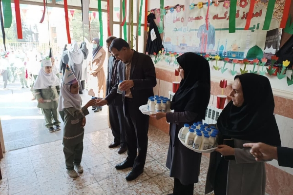 توزیع شیر رایگان در بین دانش آموزان مقطع ابتدایی شهر و روستاهای سرپل ذهاب