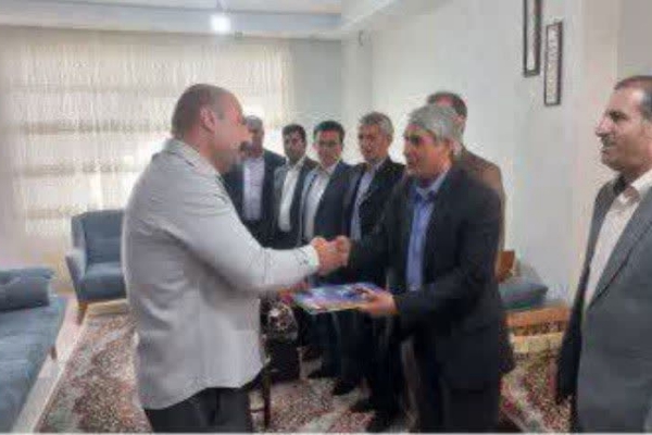 دیدار مدیریت و کارکنان آموزش و پرورش سرپلذهاب با خانواده معلم شهید میرزا ویس ذهابی