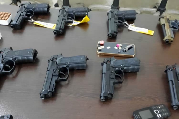 کشف و ضبط ۱۰ قبضه اسلحه کلت کمری قاچاق در شهرستان