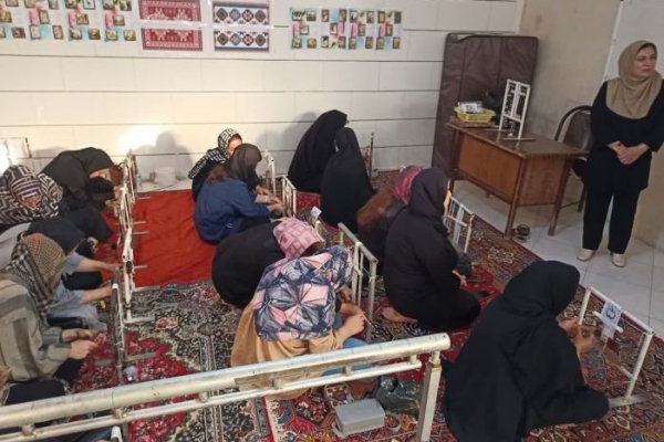 بازدید فرماندار سرپل ذهاب از کارگاه آموزشی پیشرفته فرش بافی در شهرستان