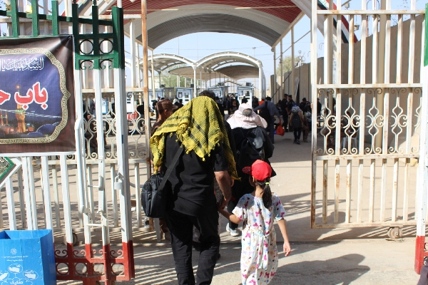 تردد زائرین اباعبدالله الحسین علیه السلام در سه روز مانده به اربعین حسینی همچنان از مرز خسروی به صورت کاملا روان ادامه دارد.