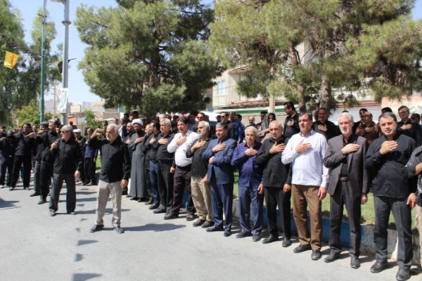 حرکت هیئات عزاداری سرپل‌ذهاب در روز اربعین حسینی / عاشقان اباعبدالله (ع) در روز اربعین برسر و سینه زدند