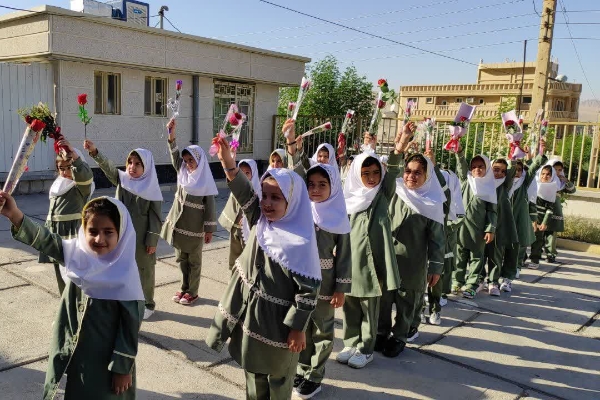 زنگ شکوفه‌ها ویژه کلاس اولی‌ها در شهرستان سرپل ذهاب به صدا درآمد