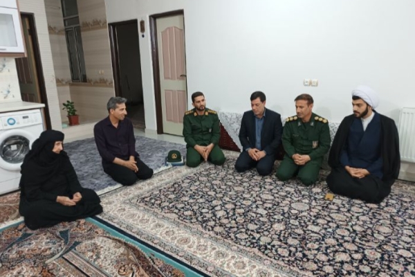 دیدار مسئولین سرپلذهاب با خانواده معظم شهدا به مناسبت گرامیداشت هفته دفاع مقدس