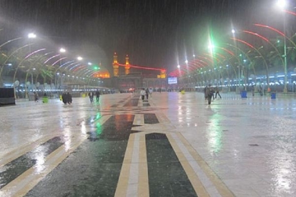 حال و هوای زائران کربلا در زیر باران