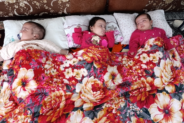 فرماندار سرپل‌ذهاب با زوج سرپلذهابی صاحب سه فرزند "سه قلو" دیدار کرد