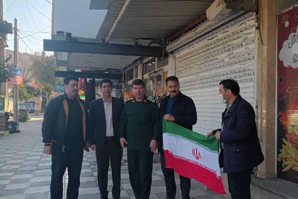 اهداء و توزیع ۴۰۰ پرچم جمهوری اسلامی بین کسبه و بازاریان شهرستان  به مناسبت دهه فجر