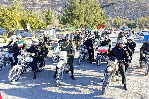 رژه موتور سواران در سالروز ورود امام خمینی(ره) به ایران در سرپل ذهاب