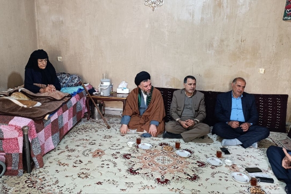 دیدار مسئولین سرپل‌ذهاب با خانواده معظم اولین شهید دانش آموز شهرستان