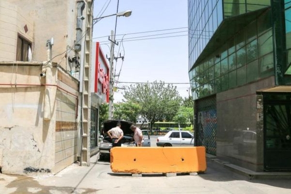 مسدود‌شدن کوچه‌ای در کرمانشاه توسط یک شهروند