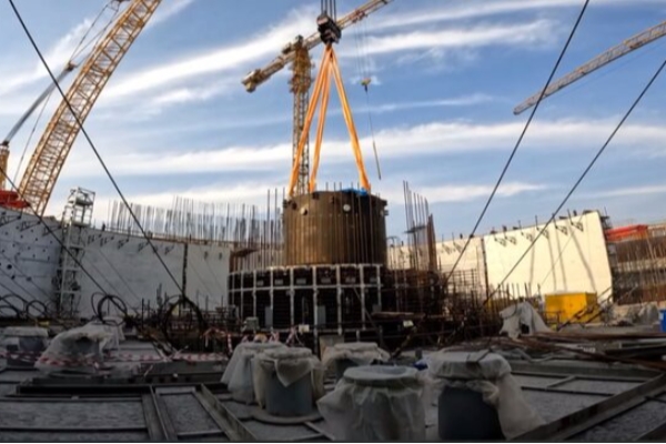 نصب یکی از کلیدی‌ترین تجهیزات واحد دوم نیروگاه بوشهر