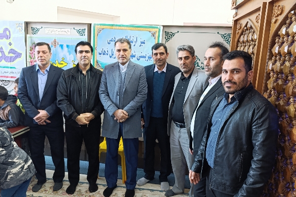 میز خدمت دستگاه‌های اجرایی در نماز جمعه شهرستان سرپل ذهاب برپا شد