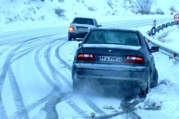 نجات ۲۲۱ خودروی گرفتار در جاده‌های کرمانشاه