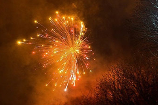 برگزاری مراسم غریو بانک الله اکبر در آسمان شهرستان / آسمان شهرستان در شب پیروزی انقلاب نورباران می شود