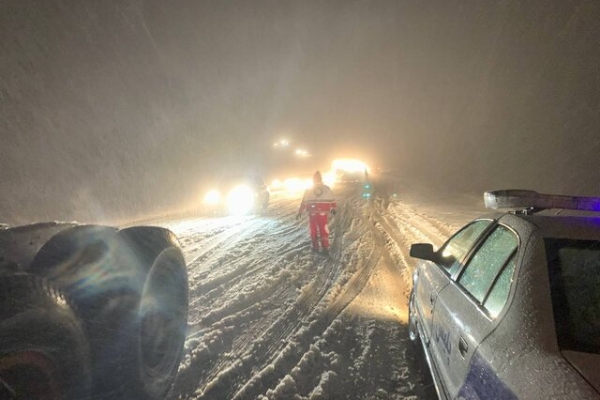 سقوط بهمن در جاده چالوس و نجات ۱۵ خودروی گرفتار/ به هشدارهای پلیس و تابلوهای مسدود بودن مسیرها دقت کنید