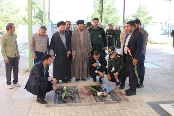 گلباران مزار شهدای شهرستان سرپل‌ذهاب بمناسبت گرامیداشت هفته عقیدتی سیاسی در سپاه و بسیج