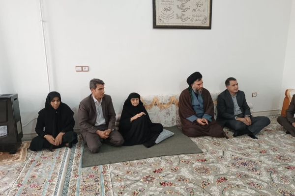 دیدار مسئولین سرپل‌ذهاب با خانواده شهدا فرهنگی