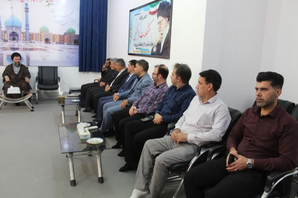 دیدارمدیر،معاونین و جمعی از معلمان سرآمد آموزش‌وپرورش سرپل‌ذهاب با امام‌جمعه شهرستان