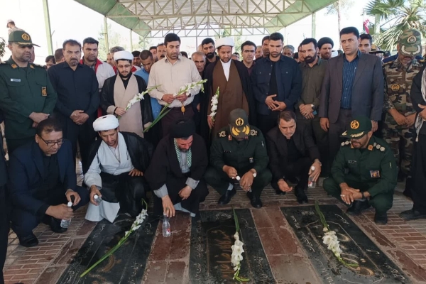 آیین غبارروبی و عطرافشانی مزار شهدای حرم احمدابن اسحاق (ره) در سرپل‌ذهاب به‌مناسبت گرامیداشت سالروز آزادسازی خرمشهر