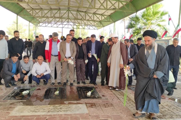 گلزار شهدای سرپل‌ذهاب به مناسبت هفته دولت غبار روبی شد