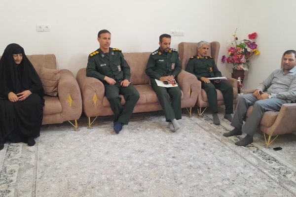 دیدار فرمانده سپاه شهرستان با خانواده معظم شهداء