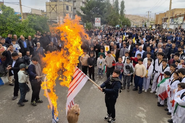 برگزاری راهپیمایی یوم الله ۱۳آبان در سرپل‌ذهاب / فریاد مرگ بر آمریکا و مرگ بر اسرائیل مردم در خیابانهای شهر