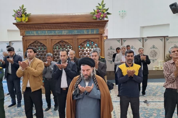 نماز وحدت ادارات شهرستان سرپل ذهاب در حرم مطهر احمد بن اسحاق (ره) اقامه شد