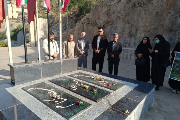 آیین غبارروبی و عطرافشانی مزار شهدا به مناسبت هفته کتاب در شهرستان سرپل ذهاب برگزار شد