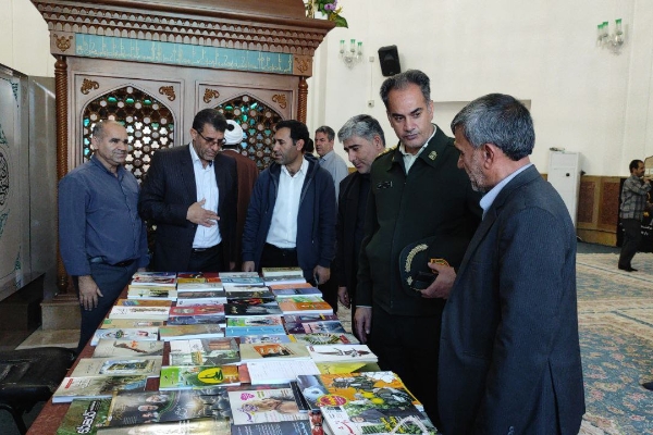 برپایی میز کتاب در حاشیه نماز جمعه سرپل‌ذهاب