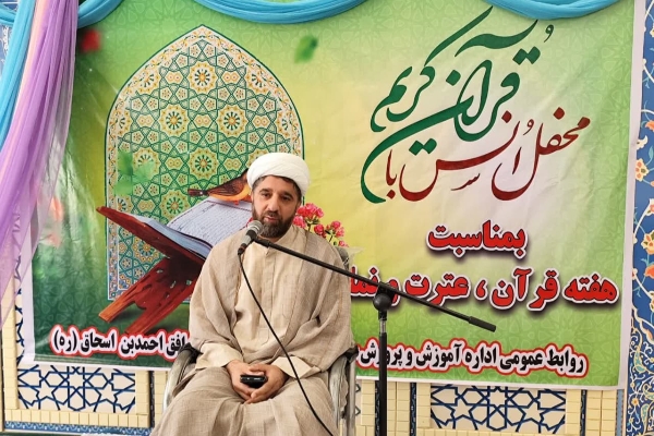 به مناسبت هفته قرآن، عترت و نماز ، محفل انس با قرآن کریم در حرم احمدابن اسحاق(ره) سرپل‌ذهاب برگزار شد