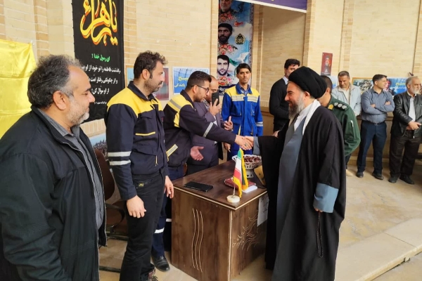 برپایی میز خدمت بمناسبت هفته بسیج در حاشیه نماز جمعه سرپل‌ذهاب