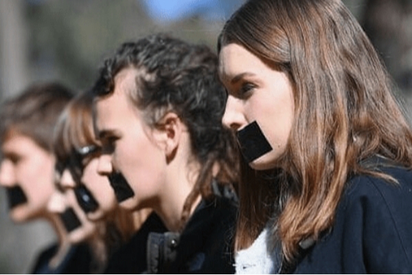 این لبخندهای آماریِ زنان، دروغ می‌گویند